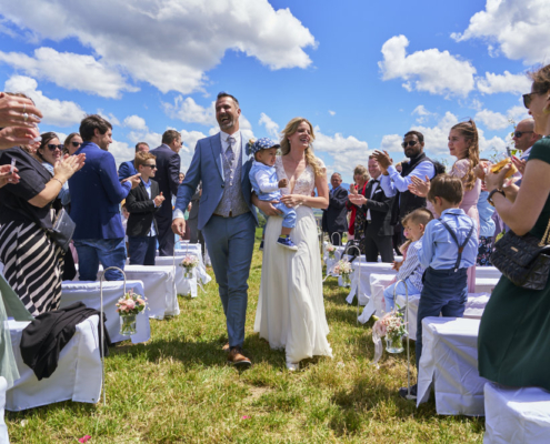 Das Brautpaar läuft nach der Trauung an den Gästen durch und als Hochzeitsfotograf Freiburg bin ich immer dabei