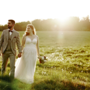 Ihr müsst nichts tun, einfach nur Spaß haben und die gemeinsame Zeit genießen. Ich leite euch gefühlvoll an. Als Hochzeitsfotograf in Freiburg bin ich zu einem Afterwedding-Shooting zur schönsten Zeit - 1 Std. vor Sonnenuntergang - auf dem Berg und das Brautpaar läuft über eine Sommerwiese