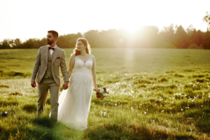 Ihr müsst nichts tun, einfach nur Spaß haben und die gemeinsame Zeit genießen. Ich leite euch gefühlvoll an. Als Hochzeitsfotograf in Freiburg bin ich zu einem Afterwedding-Shooting zur schönsten Zeit - 1 Std. vor Sonnenuntergang - auf dem Berg und das Brautpaar läuft über eine Sommerwiese