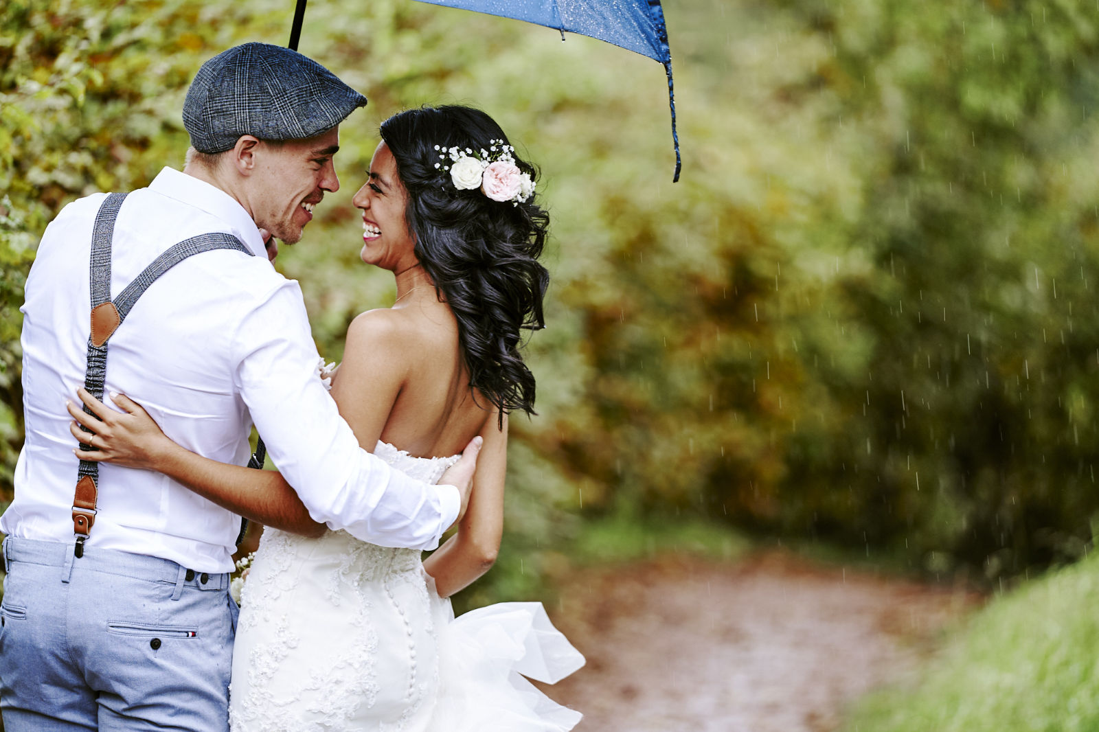 Auch wenn es regnet haben wir Spaß und machen etwas richtig Gutes daraus. Als Hochzeitsfotograf in Freiburg bin ich flexible und spontan - und habe immer die besten Ideen