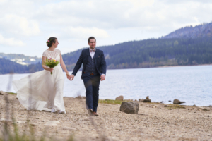 Einfach laufen und entspannt sein, ohne daran zu denken fotografiert zu werden. Mit diesen beiden war ich als Hochzeitsfotograf Freiburg am Schluchsee unterwegs - in der wunderschönen Natur, im Schwarzwald