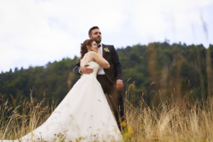 Ein stiller Moment, er ist inszeniert, wirkt aber natürlich - mit einer gewissen Eleganz. Als Hochzeitsfotograf in Freiburg habe ich es mir zur Aufgabe gemacht, natürliche und ungestellte Bilder zu machen