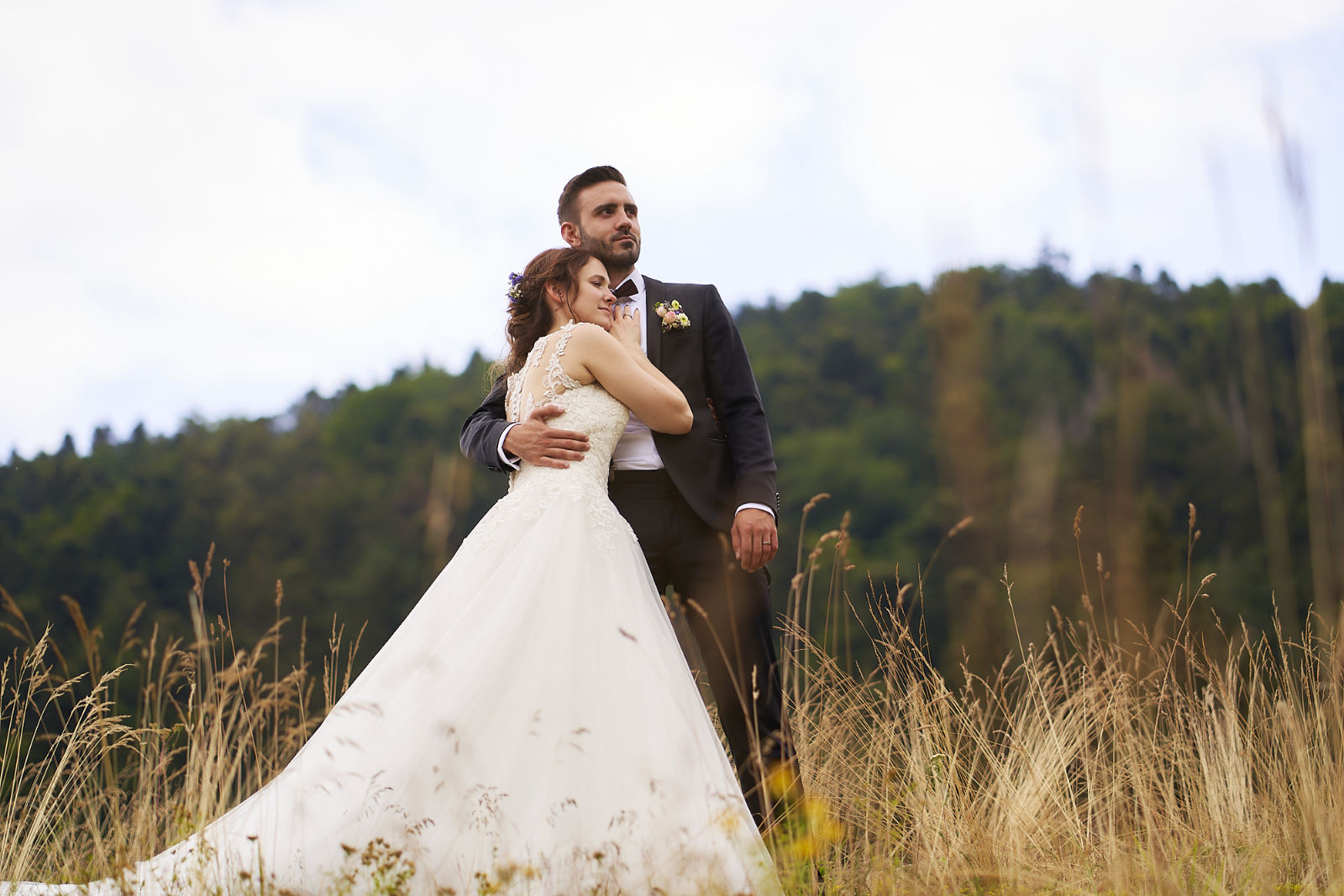 Ein stiller Moment, er ist inszeniert, wirkt aber natürlich - mit einer gewissen Eleganz. Als Hochzeitsfotograf in Freiburg habe ich es mir zur Aufgabe gemacht, natürliche und ungestellte Bilder zu machen