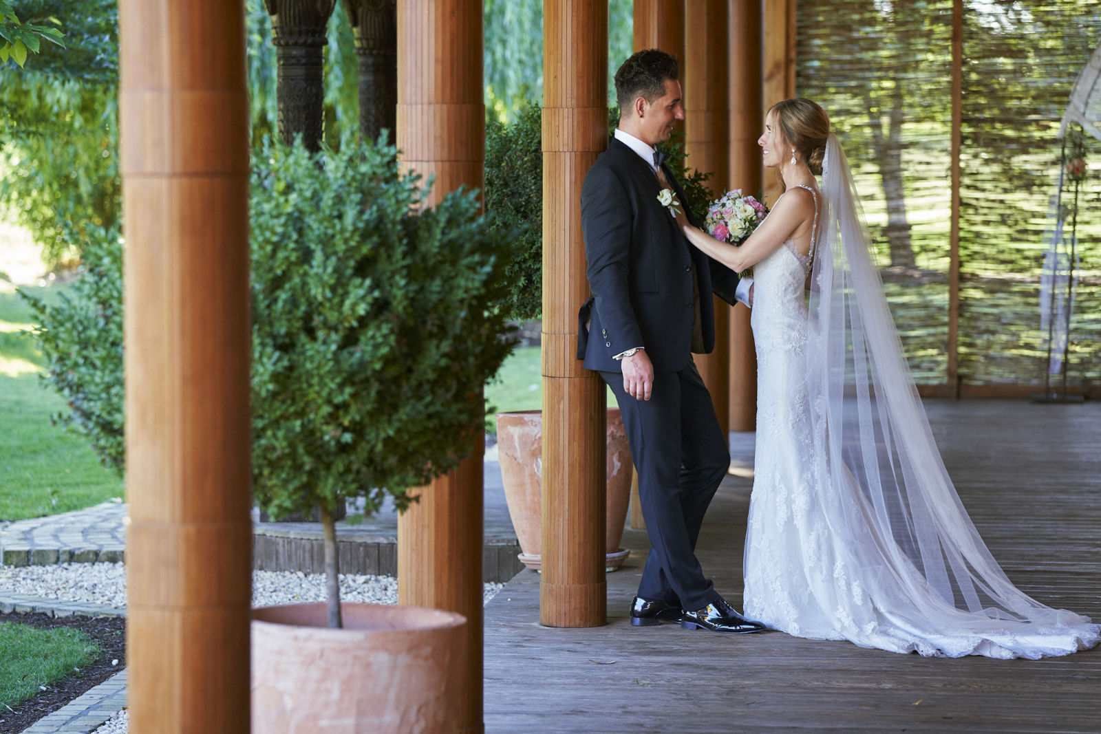 Ein stiller Moment, abseits vom Trubel. Ungezwungen genießen das Hochzeitspaar das Paarshooting. Als Hochzeitsfotograf in Freiburg habe ich es mir zur Aufgabe gemacht, natürliche und ungestellte Bilder zu machen