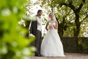 Frech, ohne Scheue und völlig ungezwungen genießen dieses Hochzeitspaar das Paarshooting auf Schloss Bürgeln. Als Hochzeitsfotograf in Freiburg möchte ich, dass ihr euch wohl fühlt und nicht das Gefühl habt etwas leisten zu müssen