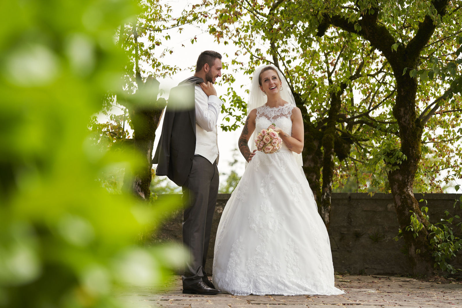 Frech, ohne Scheue und völlig ungezwungen genießen dieses Hochzeitspaar das Paarshooting auf Schloss Bürgeln. Als Hochzeitsfotograf in Freiburg möchte ich, dass ihr euch wohl fühlt und nicht das Gefühl habt etwas leisten zu müssen