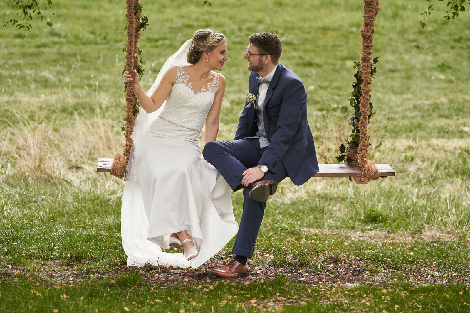 Verspielt und fast schon kindlich auf einer Schaukel in einer lockeren Atmosphäre. Als Hochzeitsfotograf in Freiburg schaffe ich einen Raum für besondere Momente, die euch berühren werden
