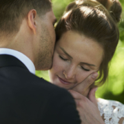 darf es auch mal etwas zärtlich und romantisch sein? Als Hochzeitsfotograf in Freiburg schaffe ich einen Raum für intime Momente, die euch berühren werden