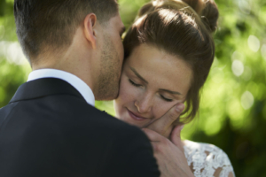 darf es auch mal etwas zärtlich und romantisch sein? Als Hochzeitsfotograf in Freiburg schaffe ich einen Raum für intime Momente, die euch berühren werden