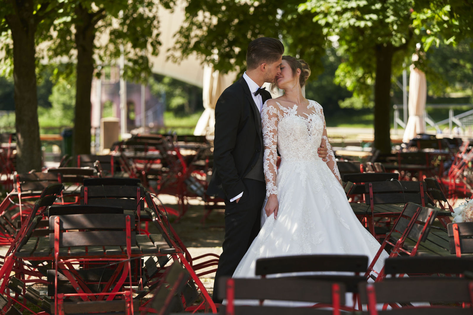 Diese Paar läuft und unterhält sich einfach nur. Das ist alles andere als anstrengend und unnatürlich. Als Hochzeitsfotograf in Freiburg bin ich hier am Seepark und finde immer die schönsten Plätze, die wunderschöne Hochzeitsbilder ergeben und euch begeistern werden