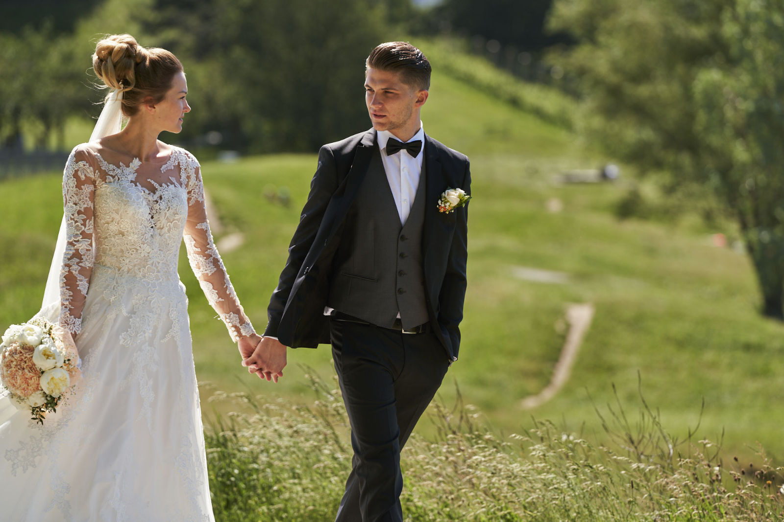Diese Paar läuft und unterhält sich einfach nur. Das ist alles andere als anstrengend und unnatürlich. Als Hochzeitsfotograf in Freiburg bin ich hier am Seepark und finde immer die schönsten Plätze, die wunderschöne Hochzeitsbilder ergeben und euch begeistern werden