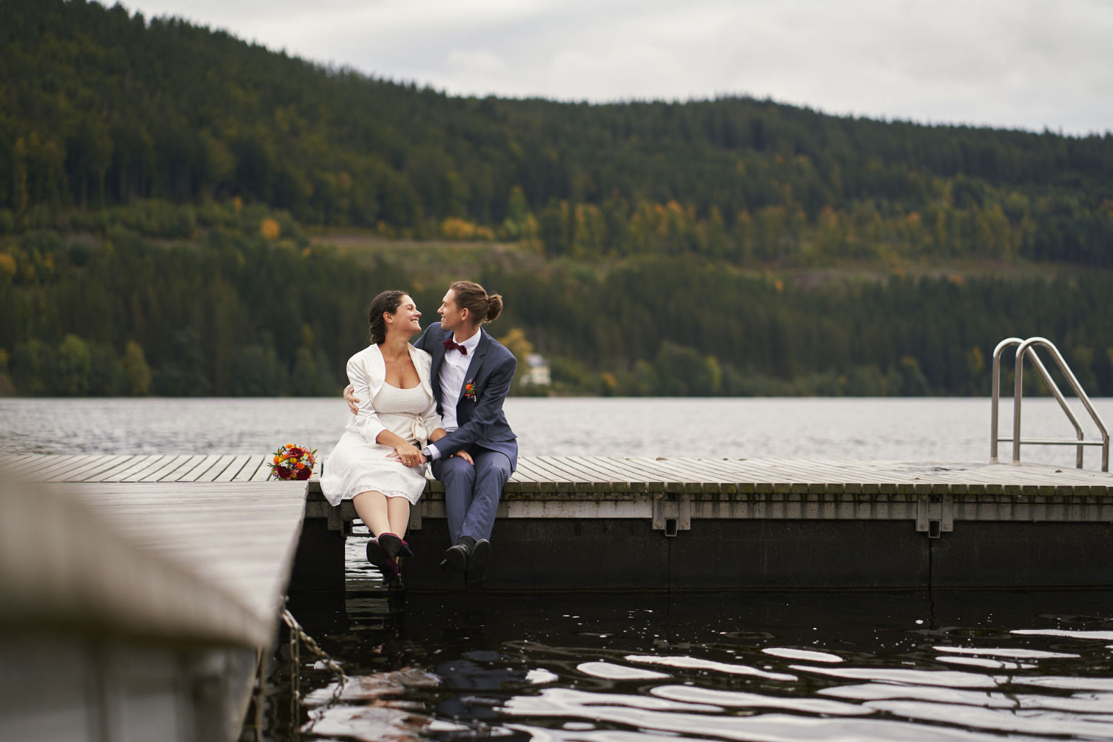 Einfach nur am Seeufer des Titisees sitzen und die Sonne genießen und ein bisschen Quatsch machen. Dabei sollt ihr ganz viel Freude haben, weil ihr sein dürft, wie ihr seid. Als Hochzeitsfotograf Freiburg möchte ich authentische Bilder machen, die nicht gestellt aussehen