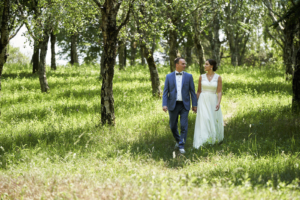 Ihr dürft einfach nur laufen - an euren Liebelingsplätzen, mitten in der Natur. Dabei sollt ihr ganz viel Freude haben, weil ihr sein dürft, wie ihr seid. Als Hochzeitsfotograf Freiburg möchte ich authentische Bilder machen, die auch die Schönheit der Natur zeigen