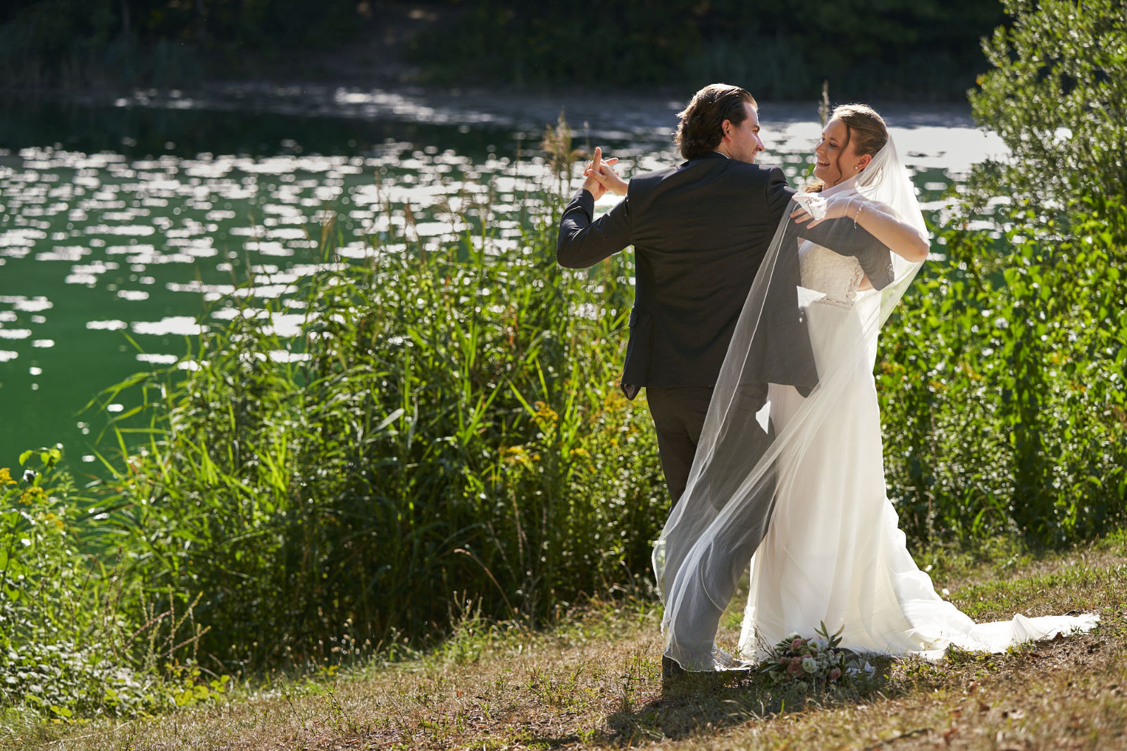 Ihr dürft tanzen, laufen und vor allem ganz viel Freude haben, weil wir in einer ganz entspannten Atmosphäre eintauchen. Als Hochzeitsfotograf Freiburg möchte ich authentische Bilder machen, die euch verzaubern werden