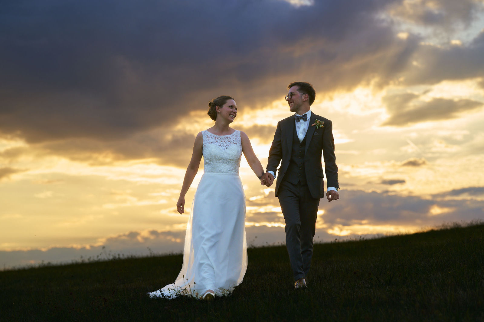 Ihr müsst nichts tun, einfach nur Spaß haben und die gemeinsame Zeit genießen - bei einem Spaziergang. Als Hochzeitsfotograf in Freiburg bin ich gerne 1 Std. vor Sonnenuntergang auf dem Berg und nutze das weiche und warme Sonnenlicht