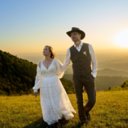 Ihr müsst nichts tun, einfach nur Spaß haben und die gemeinsame Zeit genießen. Ich leite euch gefühlvoll an. Als Hochzeitsfotograf in Freiburg bin ich zu einem Afterwedding-Shooting zur schönsten Zeit - 1 Std. vor Sonnenuntergang - auf dem Berg, dem Kandel bei Waldkich