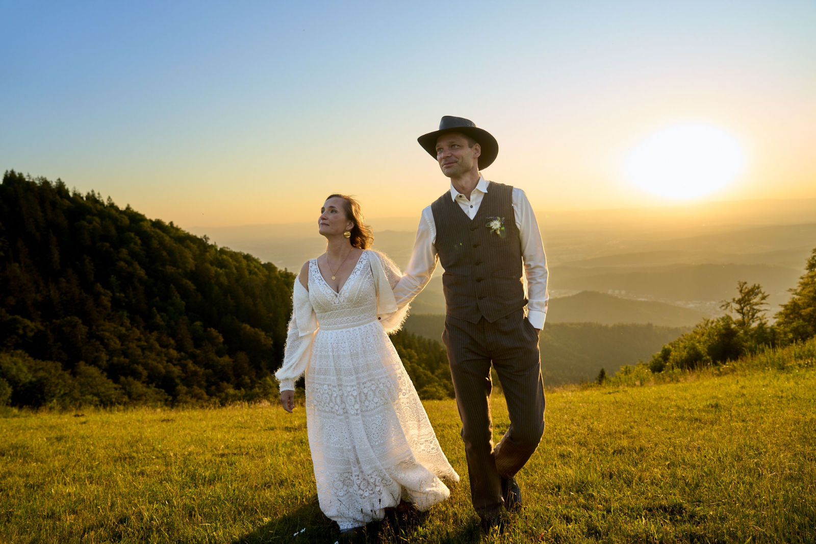 Ihr müsst nichts tun, einfach nur Spaß haben und die gemeinsame Zeit genießen. Ich leite euch gefühlvoll an. Als Hochzeitsfotograf in Freiburg bin ich zu einem Afterwedding-Shooting zur schönsten Zeit - 1 Std. vor Sonnenuntergang - auf dem Berg, dem Kandel bei Waldkich