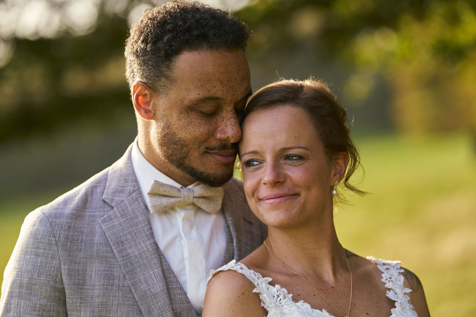 Diese magischen Momente auf natürliche Art und Weise zu fotografieren, ist mein Ansporn. Als Hochzeitsfotograf in Freiburg bin ich auch zu einem Afterwedding-Shooting zur schönsten Zeit - 1 Std. vor Sonnenuntergang - auf dem Berg, dem Kandel bei Waldkich