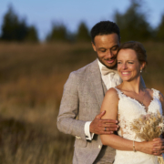 Diese magischen Momente auf natürliche Art und Weise zu fotografieren, ist mein Ansporn. Als Hochzeitsfotograf in Freiburg bin ich auch zu einem Afterwedding-Shooting zur schönsten Zeit - 1 Std. vor Sonnenuntergang - auf dem Berg, dem Kandel bei Waldkich