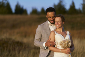 Diese magischen Momente auf natürliche Art und Weise zu fotografieren, ist mein Ansporn. Als Hochzeitsfotograf in Freiburg bin ich auch zu einem Afterwedding-Shooting zur schönsten Zeit - 1 Std. vor Sonnenuntergang - auf dem Berg, dem Kandel bei Waldkich