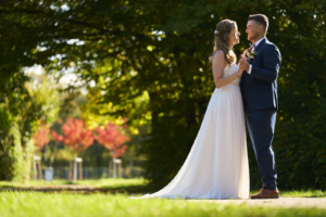 Als Hochzeitsfotograf in Freiburg liebe auch auch diese emotionalen Momente, wo sich das Brautpaar gegenüber steht, sich anfasst und verliebt in die Augen schaut