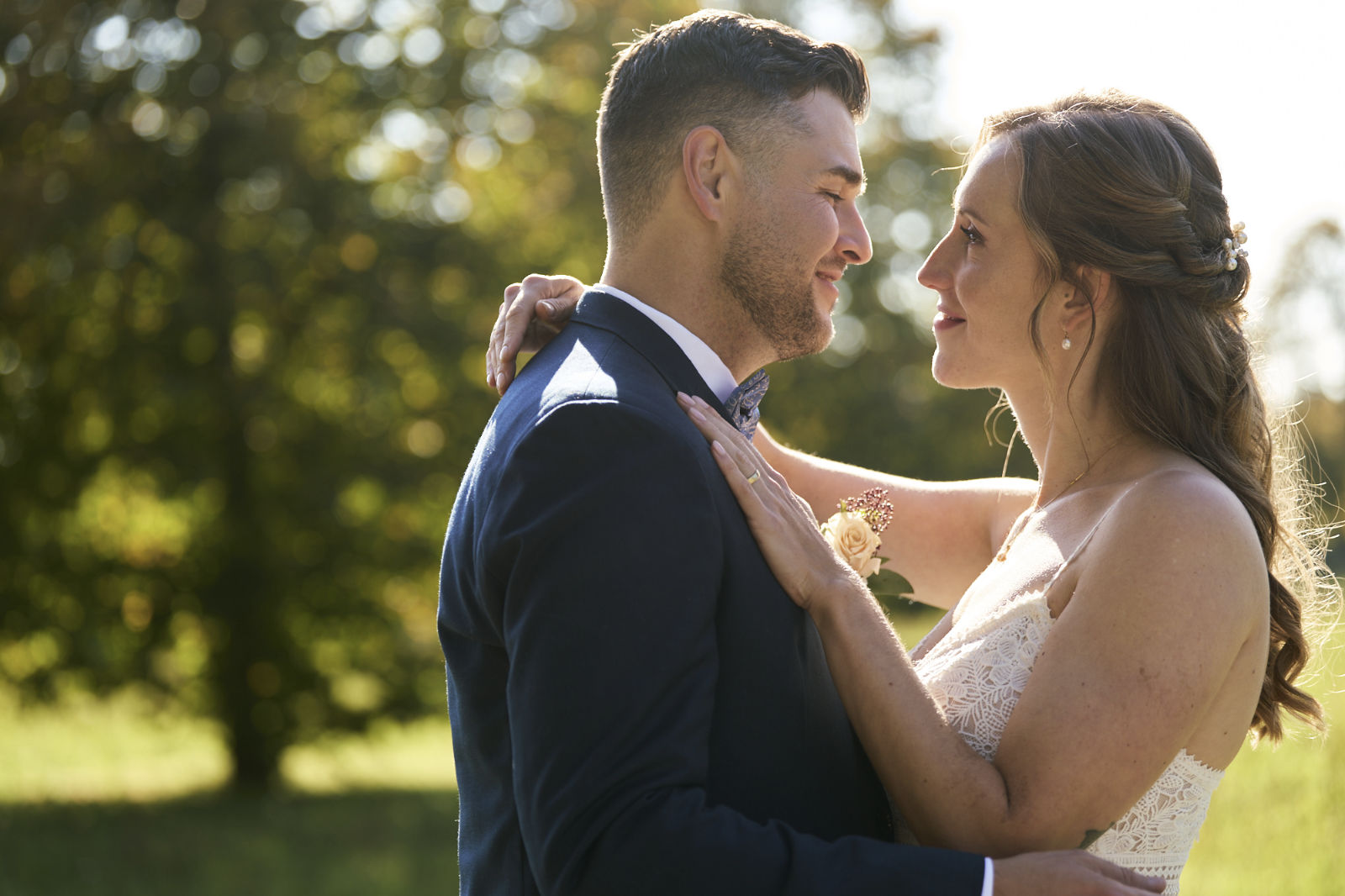 Als Hochzeitsfotograf in Freiburg liebe auch auch diese emotionalen Momente, wo sich das Brautpaar verliebt in die Augen schaut