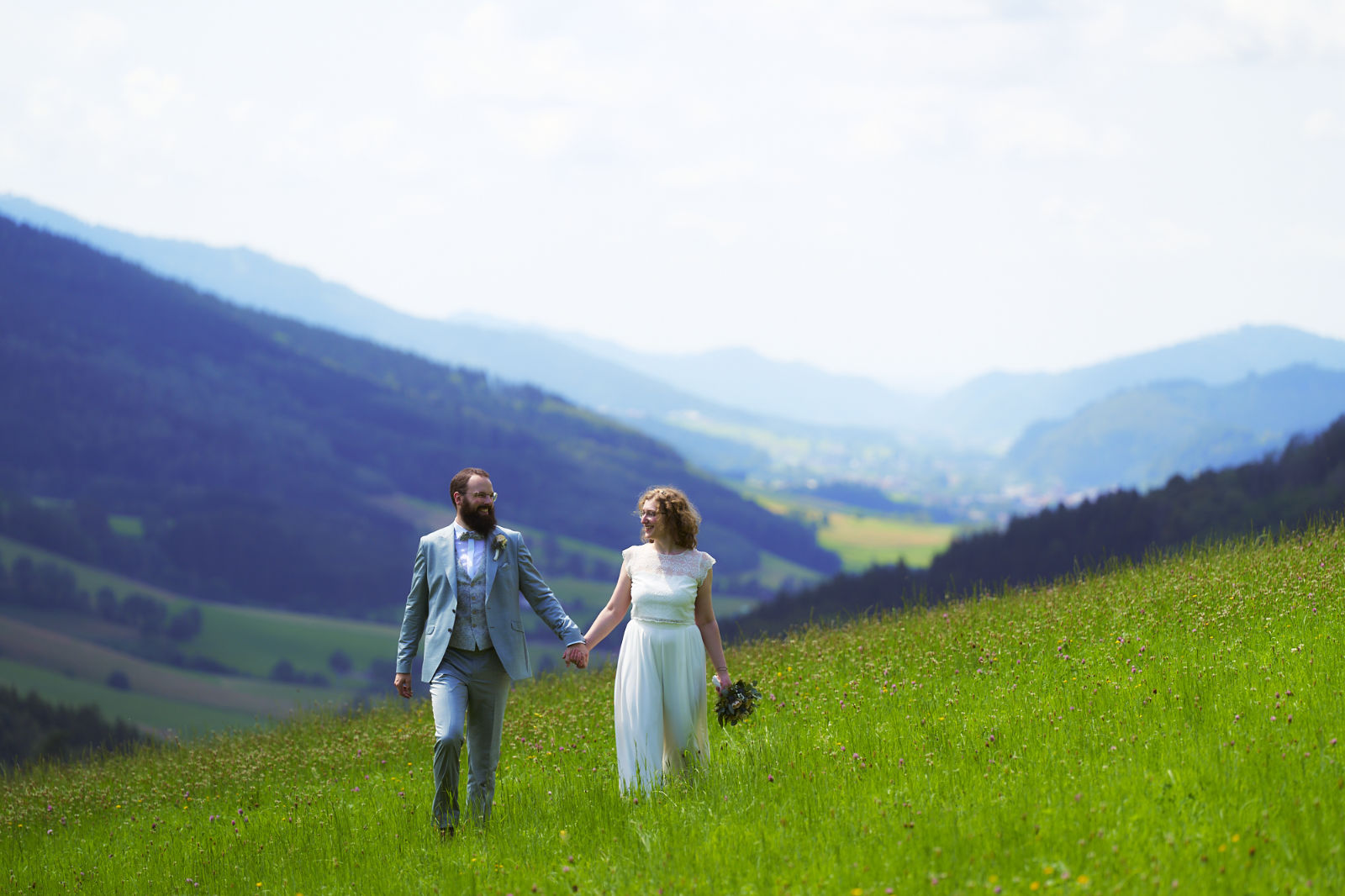 Ein romantisches Paarshooting auf den Bergen. Das sind die besonderen Orte, die ich für euch als Hochzeitsfotograf in Freiburg entdecke und sehr liebe