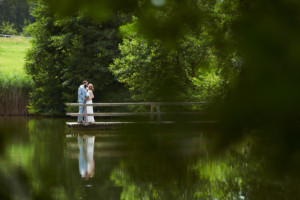 Ein romantisches Paarshooting an einem See. Das sind die besonderen Orte, die ich für euch als Hochzeitsfotograf in Freiburg entdecke