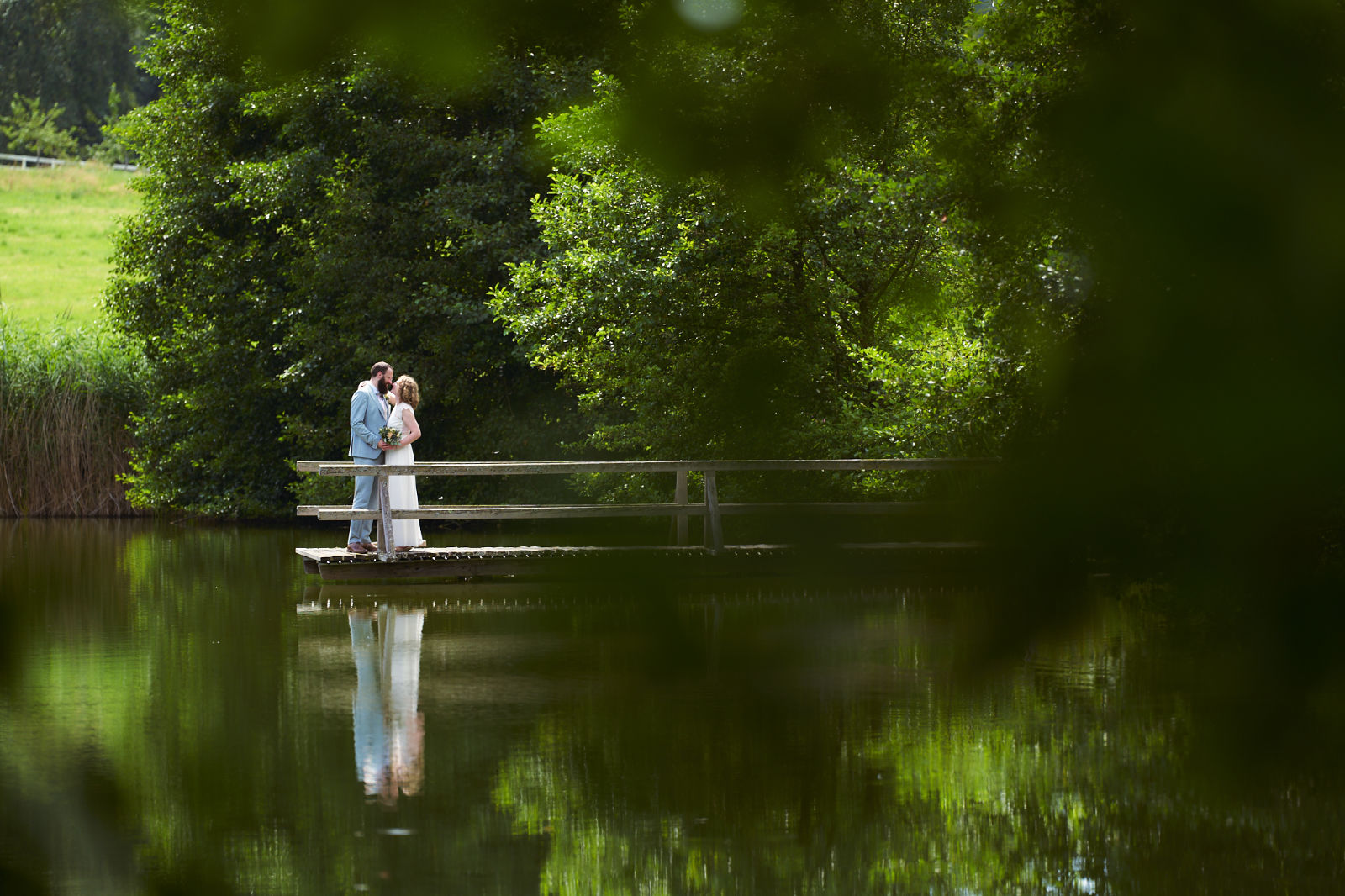 Ein romantisches Paarshooting an einem See. Das sind die besonderen Orte, die ich für euch als Hochzeitsfotograf in Freiburg entdecke