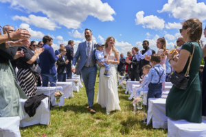 als Hochzeitsfotograf in Freiburg bin ich an den schönsten Plätzen zu einer freien Trauung in den Reben im Kaiserstuhl und fotografiere den Auszug des Brautpaares mit ihrem Sohn